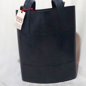HUNTER RUBBER TOTE NWT! Match up with your boots and make a day of it!